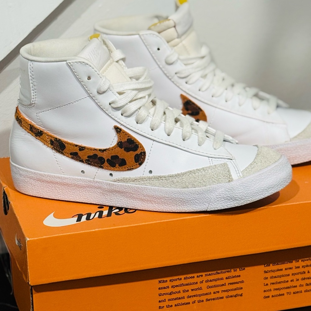 Nike Women's White and leopard Print Mid Blazers